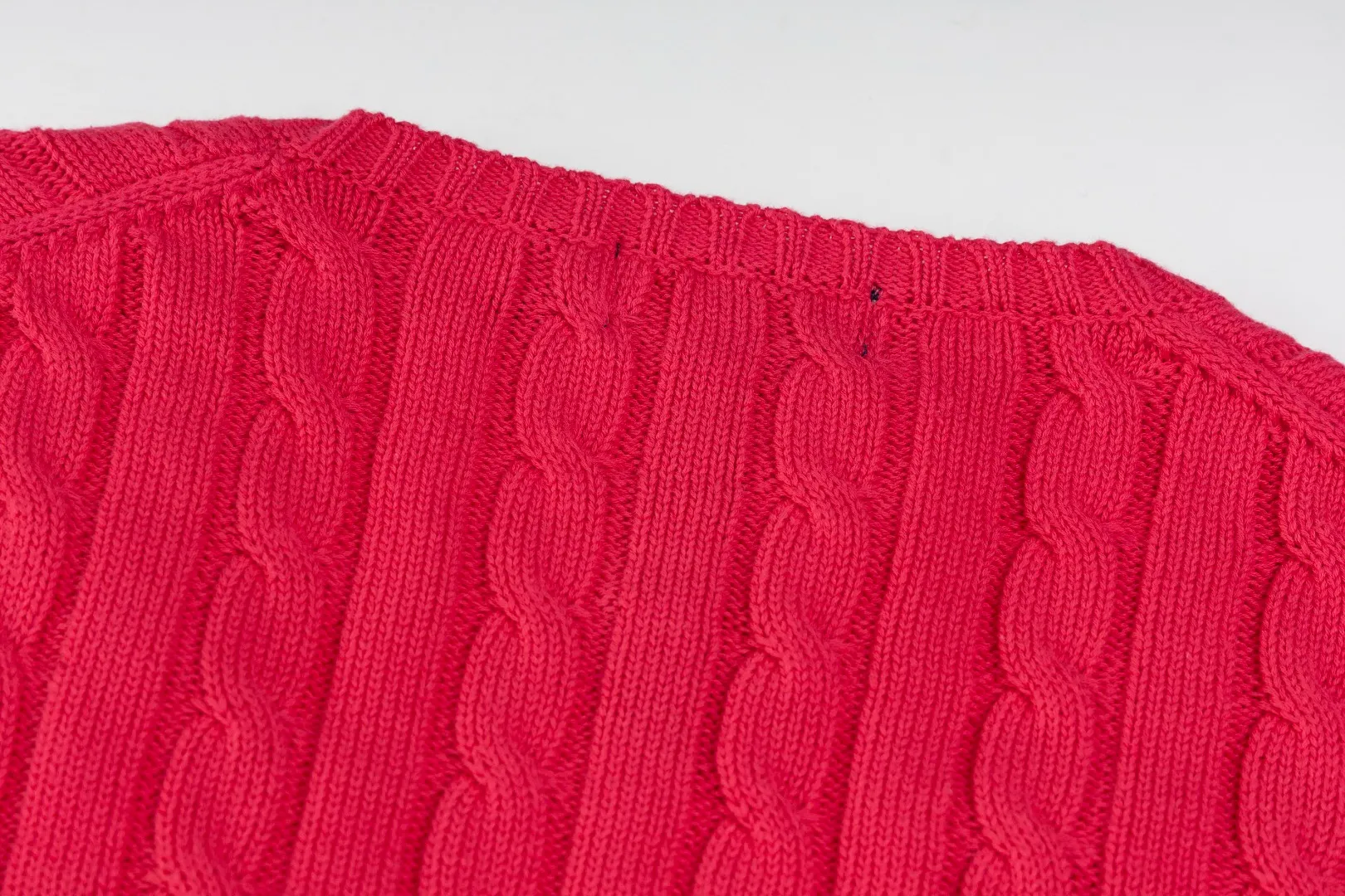 P210 #R90 RALPH LAUREN Thirteen colors of Ralph Lauren classic small label embroidery V-neck pullover cable cardigan sweater women's top, high-density LOGO embroidery on the chest, original customization of tag accessories. Made of pure cotton yarn, pure cotton is skin-friendly and comfortable, small label war horse embroidered twist button V-neck sweater🐎High quality, follow the blogger to learn how to wear it! Let’s buy a Ralph Lauren cable sweater. It’s a super hard-to-find series after it became popular. It’s hard to find one on the official website. It’s simple and practical to wear, with a lazy and loose feel. The thickened fabric has more texture, feels soft and delicate, and has a loose fit. Whether worn alone or layered, you can wear different styles of fashion with just one piece!   Size： Sleeve length: 60/61/62/63